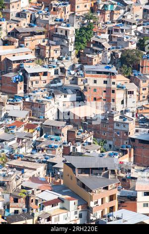 Brasilien: Skyline und Detailansicht von Rocinha, der berühmtesten Favela in ​​Rio de Janeiro, dem größten Slum des Landes Stockfoto