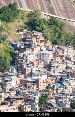 Brasilien: Skyline und Detailansicht von Rocinha, der berühmtesten Favela in ​​Rio de Janeiro, dem größten Slum des Landes Stockfoto