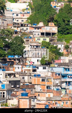 Brasilien: Skyline und Detailansicht von Rocinha, der berühmtesten Favela in ​​Rio de Janeiro, dem größten Slum des Landes Stockfoto