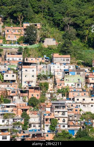 Brasilien: Skyline und Detailansicht von Rocinha, der berühmtesten Favela in ​​Rio de Janeiro, dem größten Slum des Landes Stockfoto