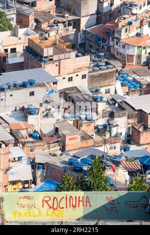 Brasilien: Skyline und Detailansicht von Rocinha, der berühmtesten Favela in ​​Rio de Janeiro, dem größten Slum des Landes Stockfoto