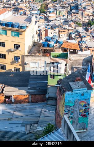 Brasilien: Skyline und Detailansicht von Rocinha, der berühmtesten Favela in ​​Rio de Janeiro, dem größten Slum des Landes Stockfoto