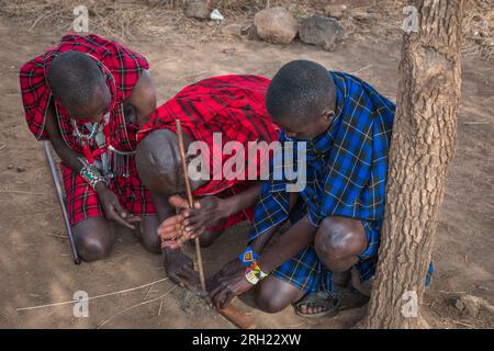 Feuerstarter, Dorf des Masai-Stammes, Amboseli-Nationalpark, Kenia, Afrika Stockfoto