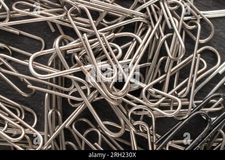 Mehrere Metallklammern auf Schieferstein, Makro, Draufsicht. Stockfoto