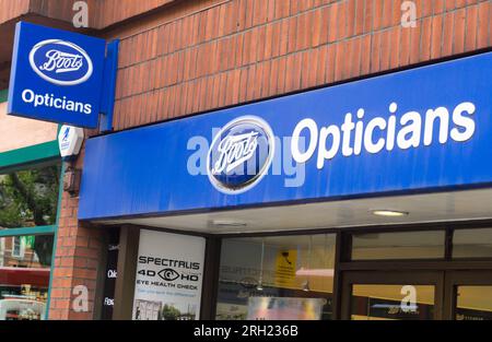 Boots Opticians Outlet in Hammersmith, London, Großbritannien Stockfoto