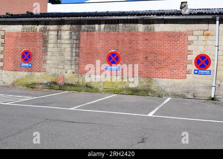 Kein Parkschild für Freitag auf dem Parkplatz Stockfoto