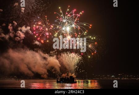 Konstanz, Deutschland. 12. Aug. 2023. Während des Seenachtsfests wird am Bodensee ein Feuerwerk ausgelöst. Kredit: Silas Stein/dpa/Alamy Live News Stockfoto