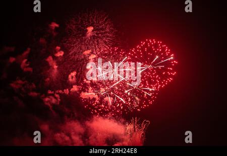 Konstanz, Deutschland. 12. Aug. 2023. Während des Seenachtsfests wird am Bodensee ein Feuerwerk ausgelöst. Kredit: Silas Stein/dpa/Alamy Live News Stockfoto