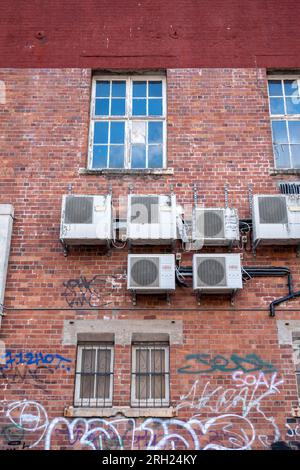 Klimaanlagen in einem roten Ziegelgebäude Stockfoto