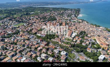 Luftaufnahme der Stadt Desenzano del Garda Stockfoto