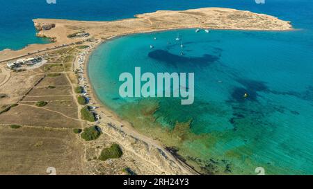 Türkisfarbenes Wasser am Pori Beach in Koufonisia Stockfoto