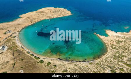 Türkisfarbenes Wasser am Pori Beach in Koufonisia Stockfoto