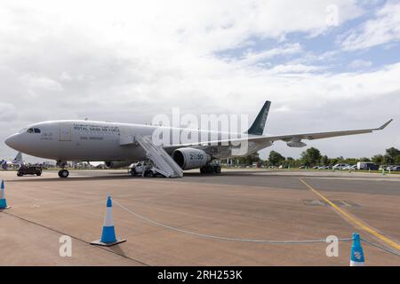 Ein Royal Saudi Air Force Airbus A330 Multi-Role Tanker Transport Flugzeug auf dem Royal International Air Tattoo 2023 Stockfoto