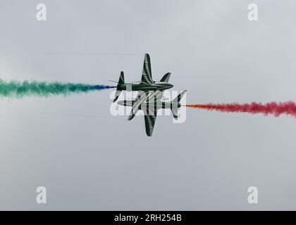 Zwei Saudi-Hawks kreuzen sich während ihrer Ausstellung beim Royal International Air Tattoo 2023 Stockfoto