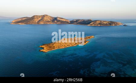 Türkisfarbenes Wasser und goldener Sand in Koufonisia aus der Vogelperspektive Stockfoto