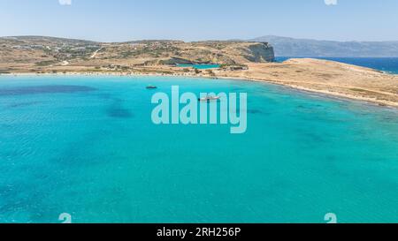 Türkisfarbenes Wasser am Pori Beach in Koufonisia Stockfoto