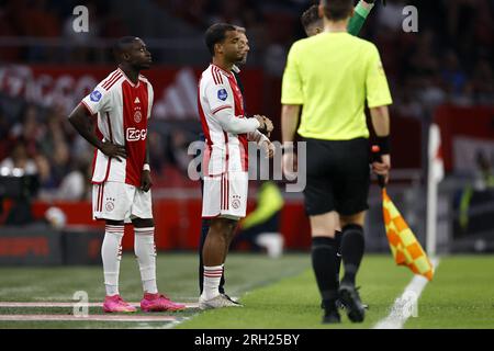 AMSTERDAM – (LR) Carlos Forbes von Ajax, Owen Wijndal von Ajax, Ajax-Trainer Maurice Steijn während des niederländischen Premier-League-Spiels zwischen Ajax Amsterdam und Heracles Almelo in der Johan Cruijff Arena am 12. August 2023 in Amsterdam, Niederlande. AP | niederländische Höhe | MAURICE AUS STEIN Stockfoto