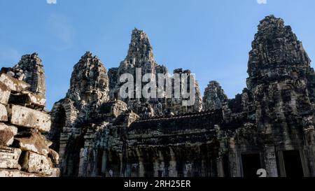 Nehmen Sie Bayon auf, einen berühmten Khmer-Tempel in Angkor, bekannt für seine architektonische Pracht, erbaut während König Jayavarman VII. Stockfoto