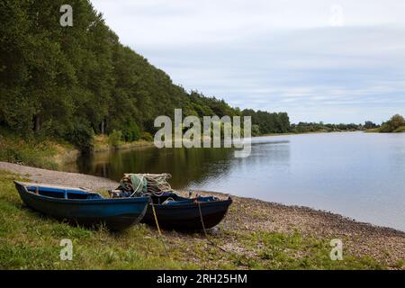 River Tweed, Berwickshire, Schottland mit Booten am Flussufer. Stockfoto