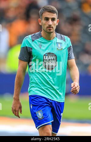 Hull, UK. 12. Aug. 2023. Sheffield Wednesday Defender Pol Valentin (14) wärmen Sie sich am 12. August 2023 während des Spiels Hull City FC vs Sheffield Wednesday FC EFL Championship im MKM Stadium, Hull, Großbritannien, beim MKM Stadium auf. Credit: Every Second Media/Alamy Live News Stockfoto