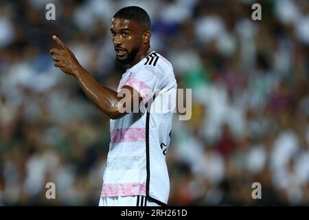 Cesena, Italien. 12. Aug. 2023. Gleison Bremer vom Juventus FC Gesten während des Vorsaison-Testspiels zwischen dem FC Juventus und Atalanta BC im Orogel Stadion am 12. August 2023 in Cesena, Italien. Kredit: Marco Canoniero/Alamy Live News Stockfoto