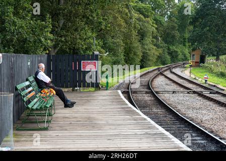 Smallbrook Bahnsteig auf der Isle of Wight. Die Wache wartet hier auf die Ankunft der Dampfeisenbahn der Insel. August 2023 Stockfoto