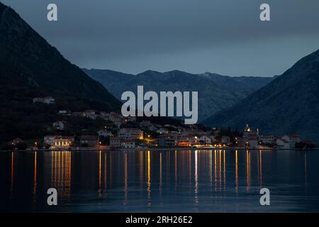 Blick in der Abenddämmerung auf Prčanj, eine kleine Küstenstadt in der Bucht von Kotor, Montenegro Stockfoto