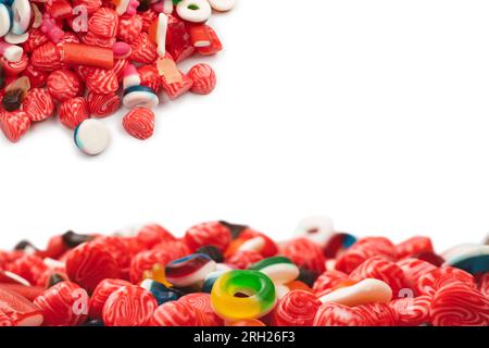 Leckere Mischung aus Gelee bunte Süßigkeiten auf weißem Hintergrund isoliert. Köstliche Marmelade. Stockfoto