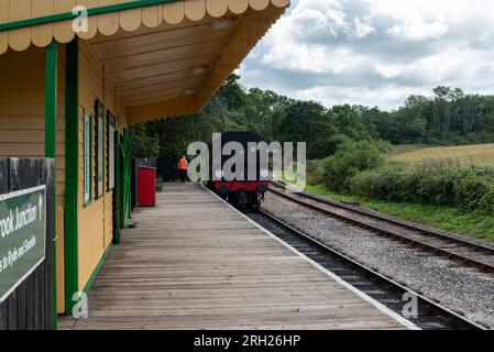 Dampfzug, der am Bahnhof Smallbrook ankommt, Teil der Dampfeisenbahn Isle of Wight. August 2023 Stockfoto