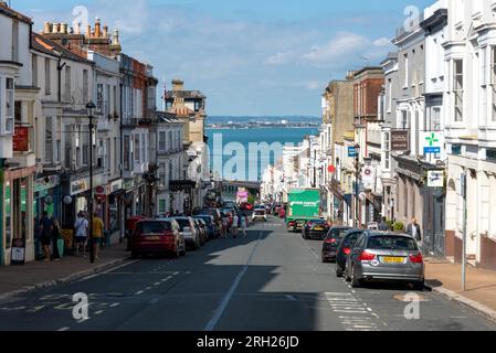 Blick auf die Union Street in Ryde auf der Isle of Wight mit dem Solent und Portsmouth in der Ferne. August 2023 Stockfoto