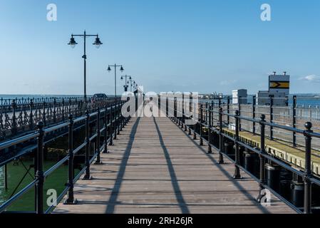 Fußgängerweg entlang des Ryde Pier auf der Isle of Wight mit Blick auf Portsmouth. August 2023 Stockfoto