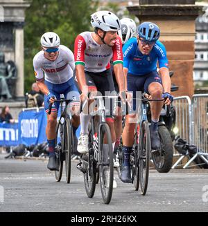 Eine Gruppe von Fahrern auf der letzten Runde des UCI Cycling U23 Mens World Championships Road Race in Glasgow, Schottland, August 2023. Eventuell 2., 3., 4., 5. Stockfoto