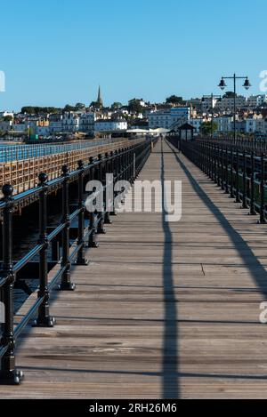 Fußgängerweg entlang des Ryde Pier auf der Isle of Wight mit Blick auf die Stadt. August 2023 Stockfoto