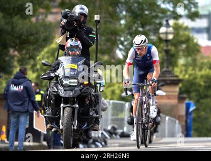 Bei der UCI-Radweltmeisterschaft in Glasgow, Schottland, hat Axel Lasured (Frankreich) den Sieg bei einem attributiven Straßenrennen unter 23 Jahren beansprucht. Stockfoto