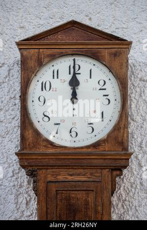 Gesicht einer großen Uhr mit den Zeigern auf Mittag oder Mitternacht eingestellt. Stockfoto