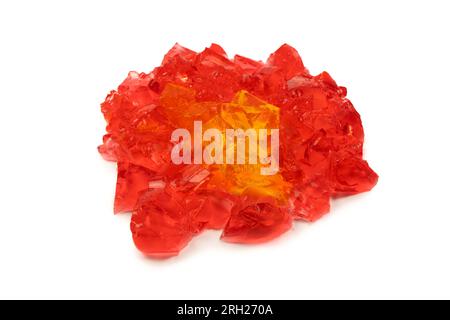 Süßes Fruchtgelee-Dessert isoliert auf weißem Hintergrund. Gelatinewürfel. Stockfoto