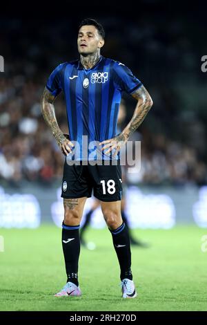 Cesena, Italien. 12. Aug. 2023. Gianluca Scamacca aus Atalanta BC schaut während des Vorsaison-Testspiels zwischen dem FC Juventus und Atalanta BC im Orogel-Stadion am 12. August 2023 in Cesena, Italien, zu. Kredit: Marco Canoniero/Alamy Live News Stockfoto