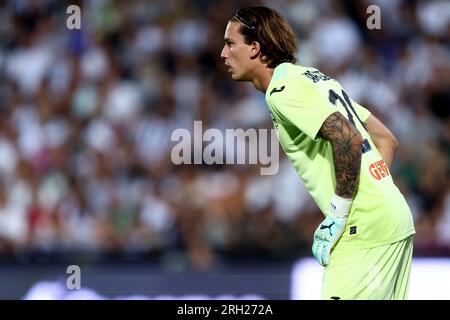 Cesena, Italien. 12. Aug. 2023. Marco Carnesecchi aus Atalanta BC schaut während des Vorsaison-Testspiels zwischen dem FC Juventus und Atalanta BC im Orogel-Stadion am 12. August 2023 in Cesena, Italien, nach. Kredit: Marco Canoniero/Alamy Live News Stockfoto