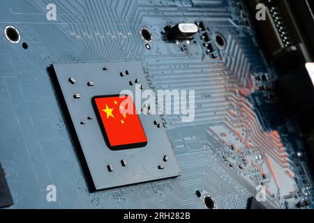 Chinesische Flagge auf einem Prozessor, einer CPU der Zentraleinheit oder einem GPU-Mikrochip auf einer Hauptplatine oder Grafikkarte. Konzept für den Kampf um globale Mikrochips Stockfoto