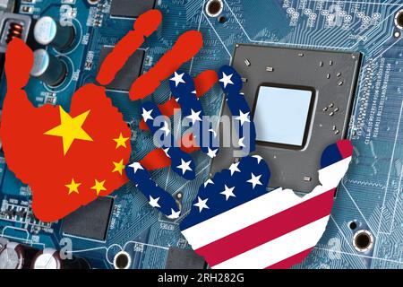 Grafikkarte mit Prozessor und Mikrochip mit Handabdrücken in den Farben Chinesisch und USA Flags. Konzept für globalen Kampf und Monopol auf Mikroch Stockfoto