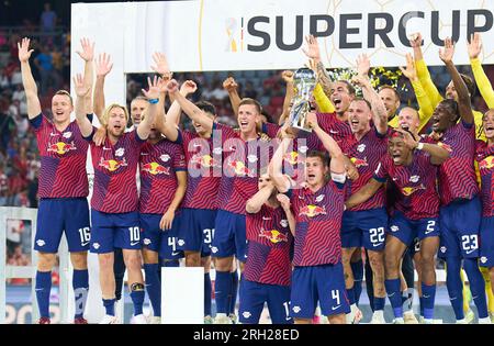 München, Deutschland. 12. Aug. 2023. Team Leipzig Celebrate the Victory, Willi ORBAN, RB Leipzig 4 Timo Werner, RB Leipzig 11 Dani Olmo, RB Leipzig 7 Lukas KLOSTERMANN, RB Leipzig 16 Emil FORSBERG, RB Leipzig 10 Kevin KAMPL, RB 44 Mohamed Simakan, RB Leipzig 2 David, RB Leipzig 22 Castello Lukeba, RB Leipzig 23 Xavi Simons, RB Leipzig 20 Lois Openda, RB Leipzig 17 im Super Cup 2023 Finalspiel FC BAYERN MÜNCHEN – RB LEIPZIG 0-3 am 12. August 2023 in München. Staffel 2023/2024, 1. Bundesliga, FCB, München Kredit: Peter Schatz/Alamy Live News Kredit: Peter Schatz/Alamy Live News Stockfoto