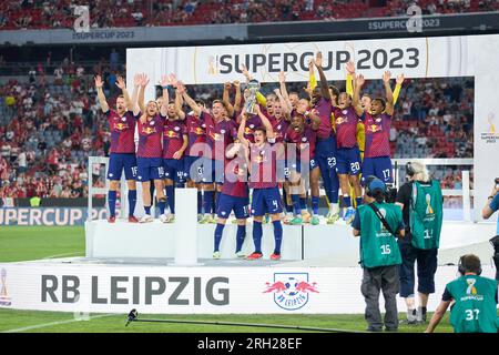 München, Deutschland. 12. Aug. 2023. Team Leipzig Celebrate the Victory, Willi ORBAN, RB Leipzig 4 Timo Werner, RB Leipzig 11 Dani Olmo, RB Leipzig 7 Lukas KLOSTERMANN, RB Leipzig 16 Emil FORSBERG, RB Leipzig 10 Kevin KAMPL, RB 44 Mohamed Simakan, RB Leipzig 2 David, RB Leipzig 22 Castello Lukeba, RB Leipzig 23 Xavi Simons, RB Leipzig 20 Lois Openda, RB Leipzig 17 im Super Cup 2023 Finalspiel FC BAYERN MÜNCHEN – RB LEIPZIG 0-3 am 12. August 2023 in München. Staffel 2023/2024, 1. Bundesliga, FCB, München Kredit: Peter Schatz/Alamy Live News Kredit: Peter Schatz/Alamy Live News Stockfoto