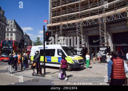 London, Großbritannien. 9. August 2023. Ein Polizeiwagen bewacht Nike Town im Oxford Circus, nachdem ein Post in den sozialen Medien Berichten zufolge eine Massenverkaufsveranstaltung organisiert hatte. Stockfoto