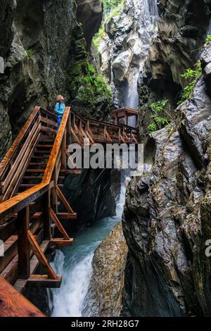 Ein Besucher auf dem hölzernen Fußweg durch die Sigmund-Thun-Schlucht, Kaprun, Österreich Stockfoto