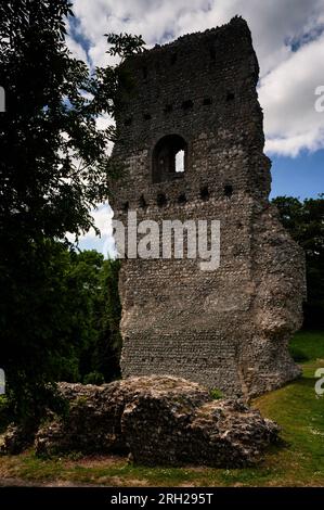 Hoher Torhaus-Turm der Norman Castle in Bramber in West Sussex, England, gebaut aus Kreide, Kalkstein, einheimischem Feuerstein und kostbarem Caen-Stein. Stockfoto