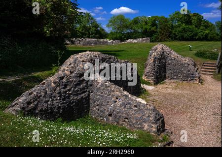 Ruinen von Bramber Castle in West Sussex, erbaut kurz nach der normannischen Invasion Englands im Jahr 1066. Stockfoto