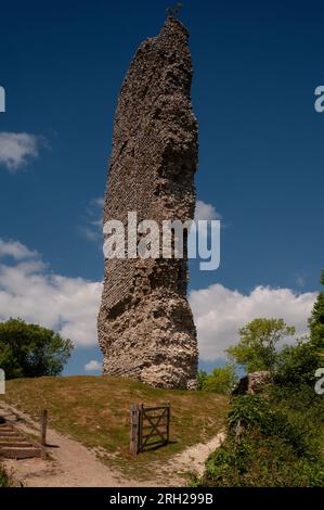 Der imposante Torhaus-Turm der Norman Castle in Bramber in West Sussex, England, wurde vermutlich Anfang der 1100er Jahre um mehr als 15 Meter erhöht und schuf einen dreistöckigen Turm aus Kreide, Kalkstein, einheimischem Feuerstein und kostbarem Caen-Stein, der aus Frankreich importiert wurde. Stockfoto