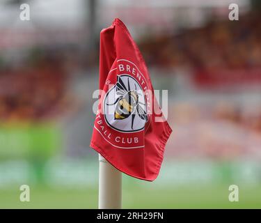 London, Großbritannien. 13. Aug. 2023. The Brentford Eckflagge während des Premier League-Spiels Brentford gegen Tottenham Hotspur im Brentford Community Stadium, London, Großbritannien, 13. August 2023 (Foto von Mark Cosgrove/News Images) Credit: News Images LTD/Alamy Live News Stockfoto