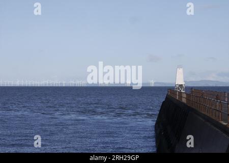 Maryport Breakwater & Robin Rigg Wind Farm, Solway Firth, Cumbria, England, Vereinigtes Königreich Stockfoto