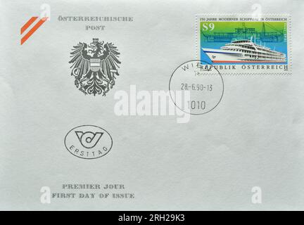 Erster Tag Anschreiben mit gestempelter Briefmarke mit Passagierschiff, 150 Jahre moderner Schiffbau in Österreich, um 1990. Stockfoto